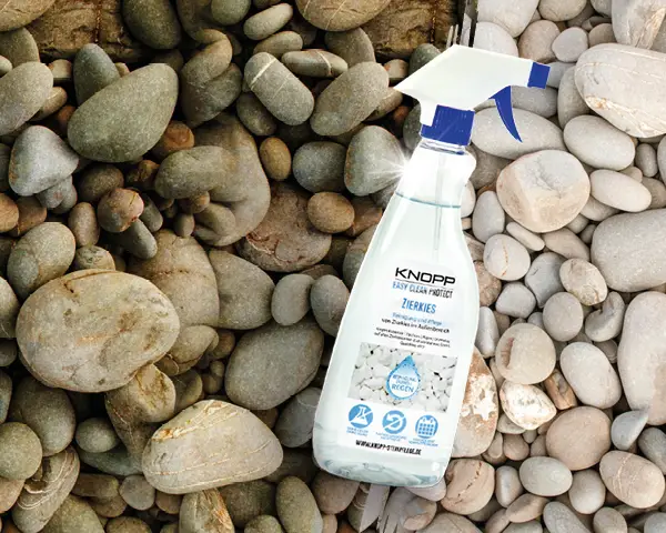 vorher nachher Reinigung von weißem Zierkies mit dekorativer Zierkiesreiniger Sprühflasche.